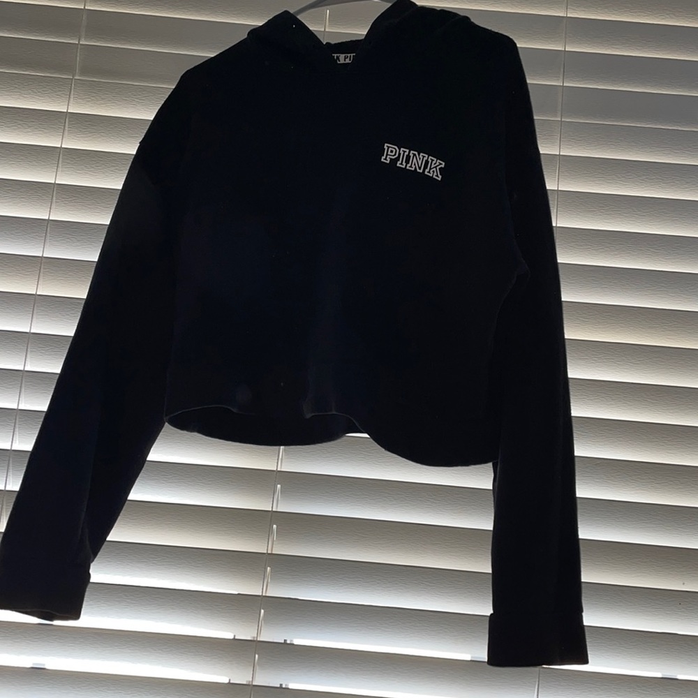 Black pink hoodie, ready to wear when it’s chilly!🖤 And it’s cropped